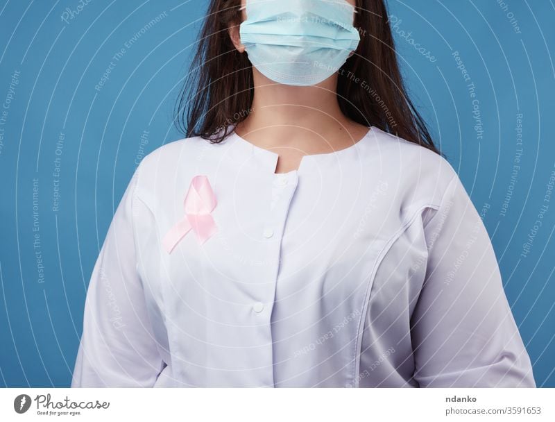rosa Seidenband, das an einem weißen Arztkittel befestigt ist Bändchen Erkenntnis blau Schleife Brust Kampagne Krebs Pflege Kaukasier Almosen Klinik Nahaufnahme