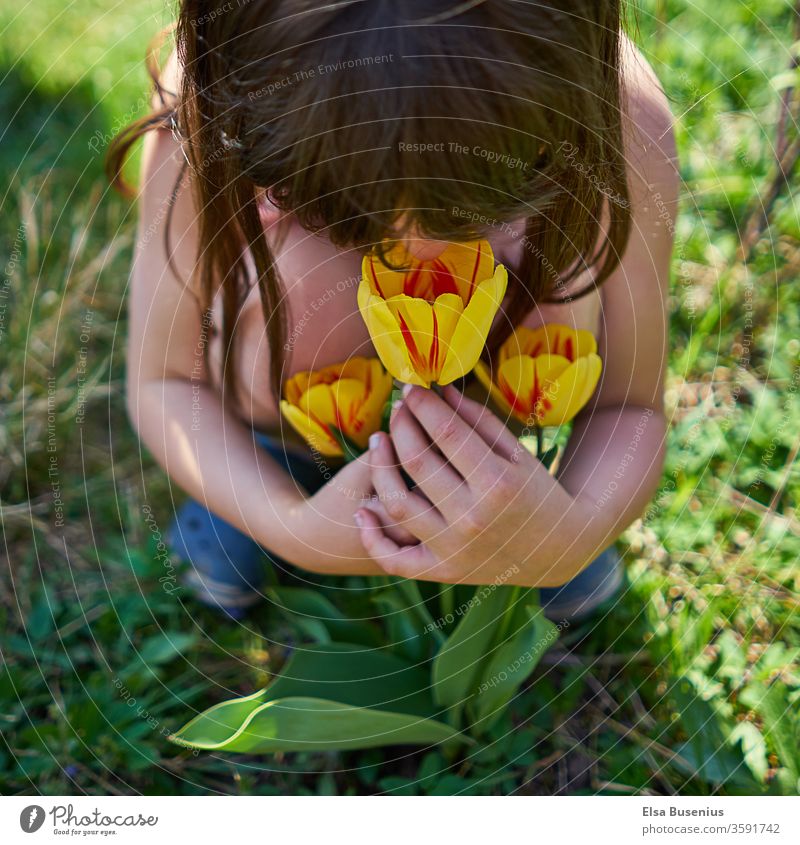 Mädchen richt an Tulpen grün erlebnispädagogik erlebniss erleben natur Garten genießend richen Farbfoto Glück Freude Kindheit Außenaufnahme Mensch 3-8 Jahre