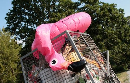 Flamingo-Schwimmtier Plastik pink Gummi aufblasbar Plastikmüll Müll Sommer Großstadt Luft raus Berlin rosa aufblasen Farbfoto Wasser Schwimmbad Freibad