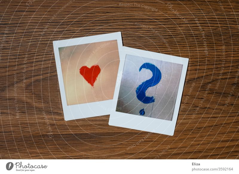 Zwei Polaroids mit einem Herz und einem Fragezeichen. Fragen der Liebe. Ungewissheit Liebesleben Gefühle Emotionen Heiratsantrag Rätsel Kommunizieren Foto
