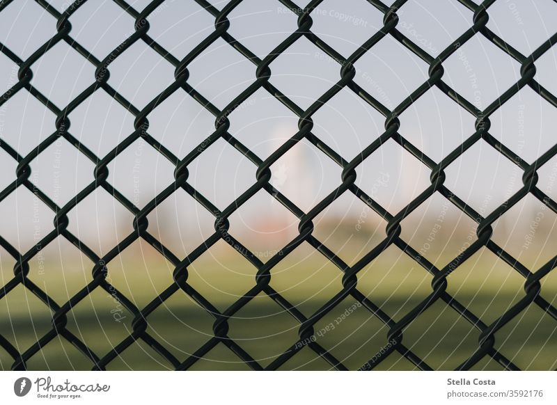 Maschendrahtzaun am Tempelhofer Feld Textur texturiert Hintergrund hintergrundunschärfe Bildschirmschoner eingezäunt Außenaufnahme Zaun Sicherheit Barriere