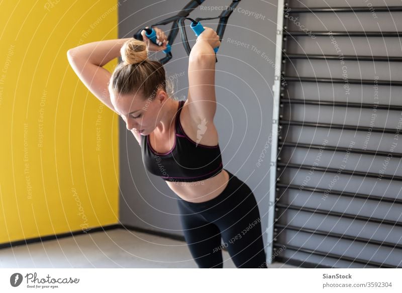 Junge, sportliche Frau, die im Fitnessstudio trainiert. Ausdauer Menschen Übung Training Körper elliptisch Trainerin Kraft Laufband Sport Maschine Gesundheit