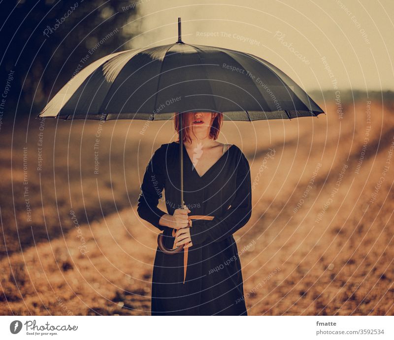 Frau mit Regenschirm frau regenschirm schutz sonne wetter verstecken