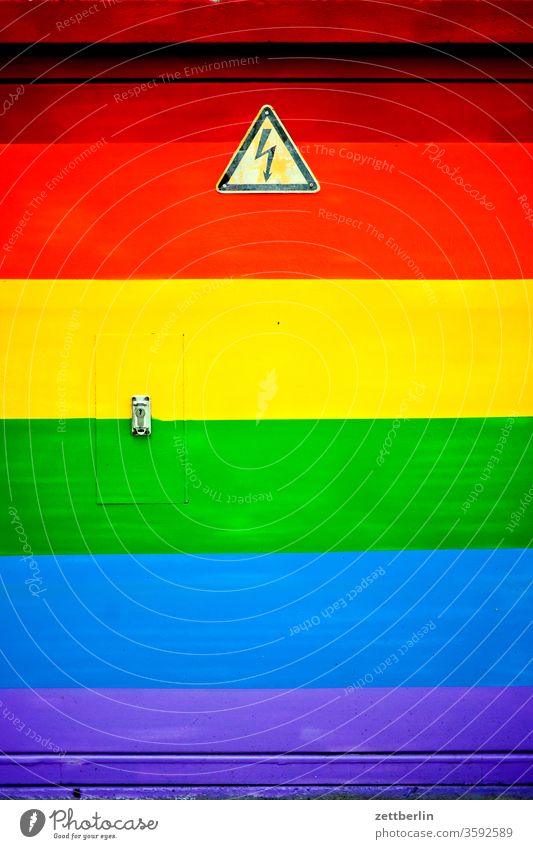 Regenbogen unter Strom bi bunt elektrizität farbe freiheit freizügigkeit gay kunterbunt lesbisch lgbt regenbogen schwul sex sexualität streifen trafo trafohaus
