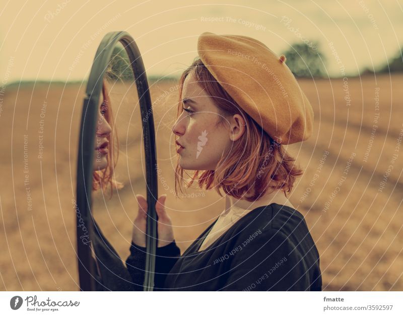 Frau im Spiegel Spiegelbild Schönheit Mütze spieglein spieglein sehen