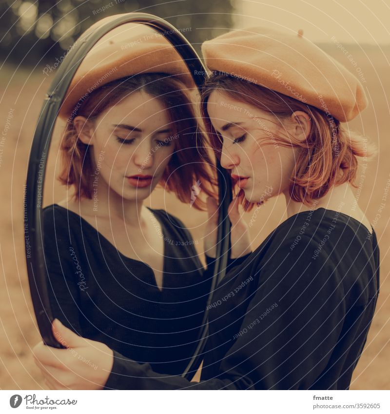 Spiegelbild Frau spiegel spiegelbild nachdenklich betrachten schönheit spieglein spieglein mütze