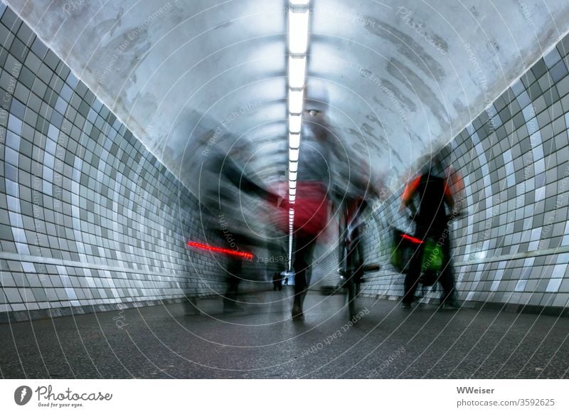 Langzeitbelichtung, Radfahrer im Fußgängertunnel Tunnel Röhre absteigen schieben Rücklicht Beleuchtung Kacheln Verkehr Bewegung schemenhaft Unschärfe Fahrrad