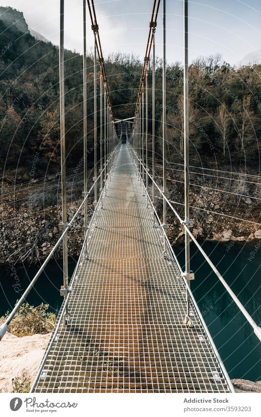 Hängebrücke in Bergschlucht Brücke Suspension Felsen Berge u. Gebirge Fußgänger hängen Ambitus Fluss rau Natur Landschaft atemberaubend montsec leer Weg reisen