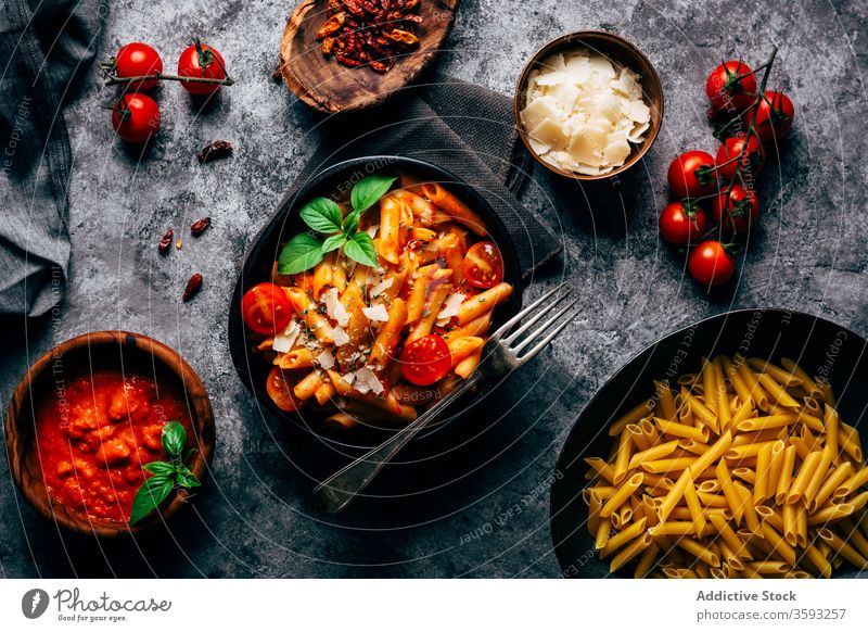 Appetitliche Penne mit Arrabiatasauce und frischen Tomaten auf dem Tisch Spätzle Gastronomie arrabiata Saucen Bestandteil Parmesan Italienisch Tradition