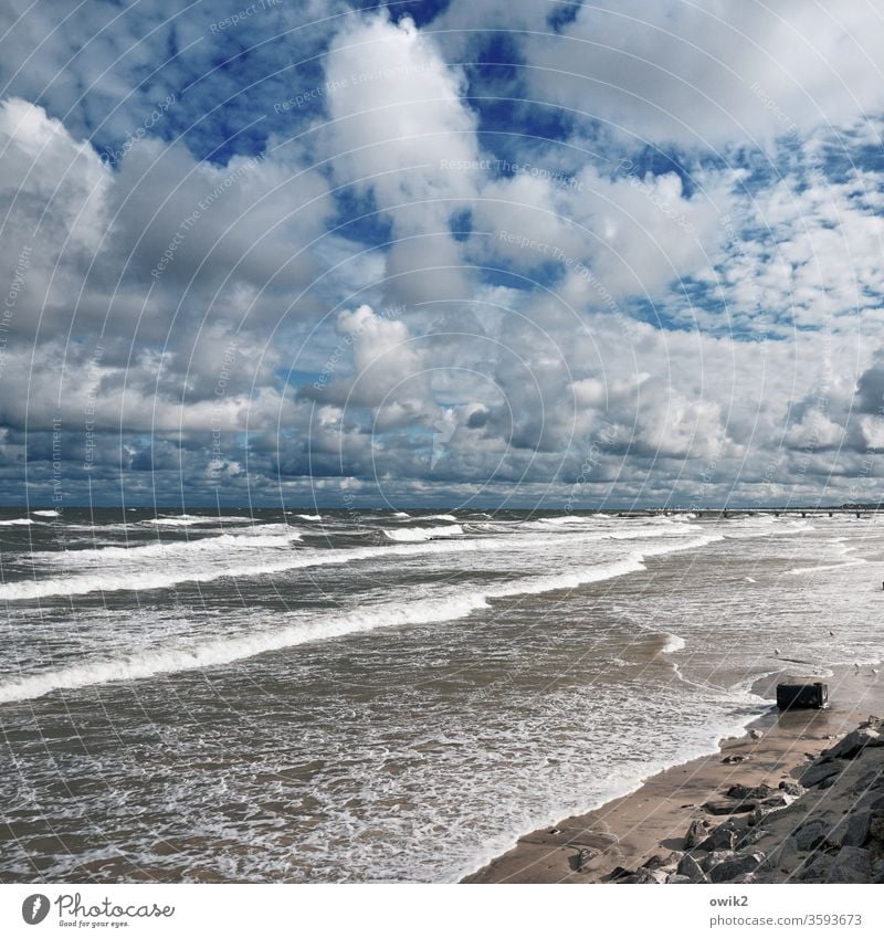Es schlägt Wellen Küste Ufer Ostsee Himmel Wolken Wasser Strand Meer Außenaufnahme Natur Landschaft Farbfoto Menschenleer Horizont blau Textfreiraum oben