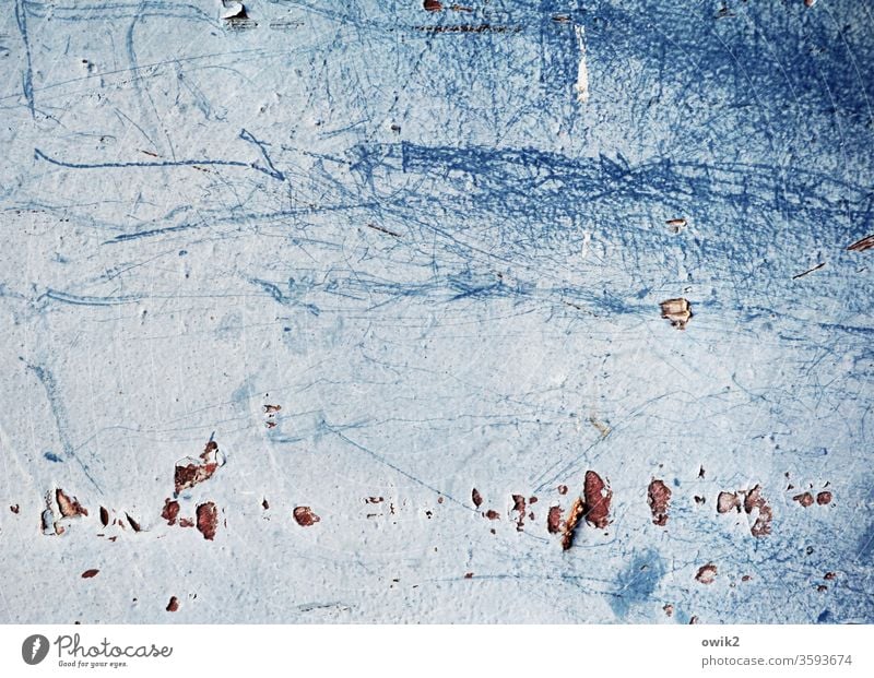 Es sammelt sich Wand Blech Farbe unklar Kratzer abblättern Zahn der Zeit marode Spuren blau Detailaufnahme alt Menschenleer Strukturen & Formen Außenaufnahme