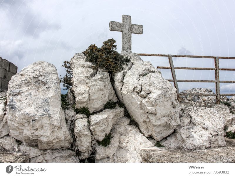Steinkreuz auf Berggipfel Kreuz Steine Felsen Berge u. Gebirge Himmel Zaun Gipfel Außenaufnahme Wolken Süden Kreta bewölkt dramatisch mahnen drohend streng