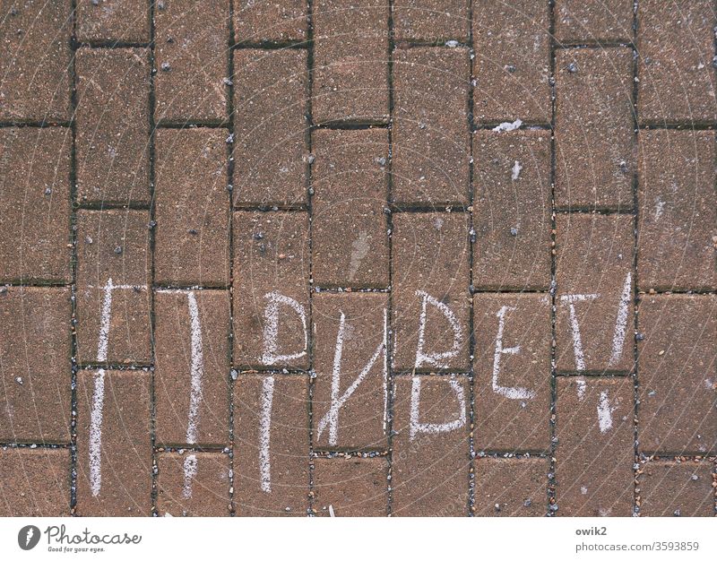 Fremdenverkehr unten Bürgersteig Schriftzeichen russisch fremdartig Fremdsprache Gruß Hallo Farbfoto Textfreiraum oben Hintergrund neutral Menschenleer