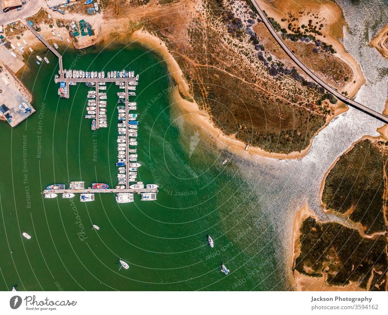 Luftaufnahme des Yachthafens und der Uferpromenade in Alvor, Algarve, Portugal Jachthafen breiter Spaziergang alvor Natur Seeküste Meereslandschaft MEER Bucht