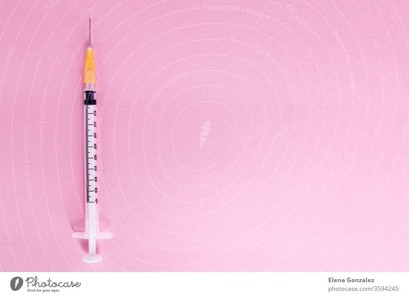 Draufsicht-Spritze auf rosa Hintergrund zur Prävention von Coronaviren. Covid-19-Kit. Platz zum Kopieren. Medizinisches Konzept. Coronavirus Seuche Impfstoff