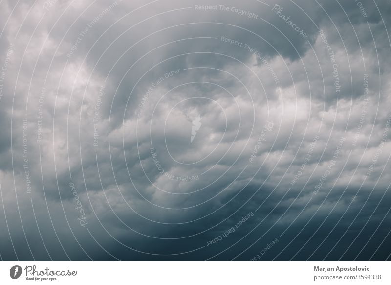 Blick auf die stürmischen Wolken am Himmel Umwelt Air Landschaft Ansicht Hintergrund Wind Desaster mystisch gefährlich Zyklon abstrakt Mysterium Atmosphäre