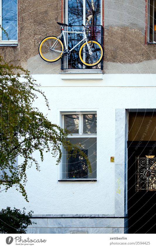 Fahrradstellplatz fahrrad hängen architektur aufhängen aufhänger diebstahlschutz fahrradparkplatz fahrraddiebstahl fahrradstellplatz außen berlin city frühjahr