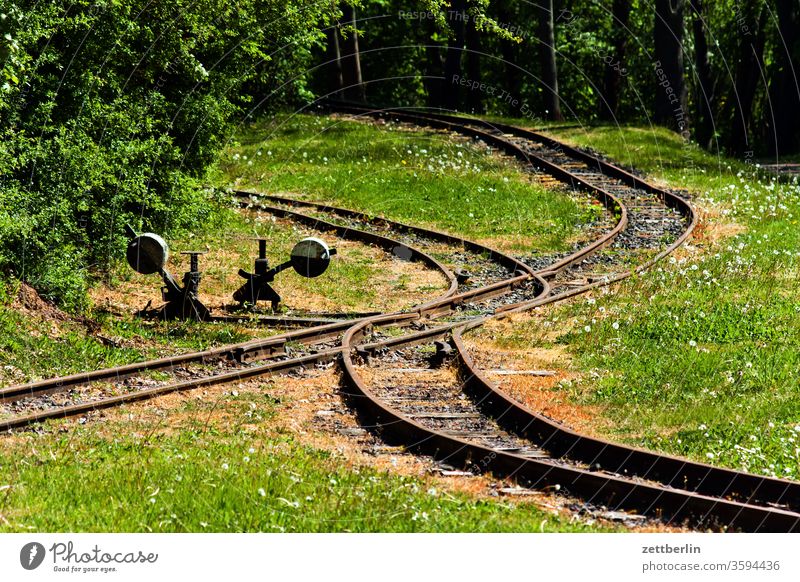 Schmalspur Schmalspurbahn Werkbahn Bahn Schiene Schienenverkehr durchkreuzen Schalter rangieren Rangierbahnhof Eisenbahn Schwelle Weicher Hebel Landschaft
