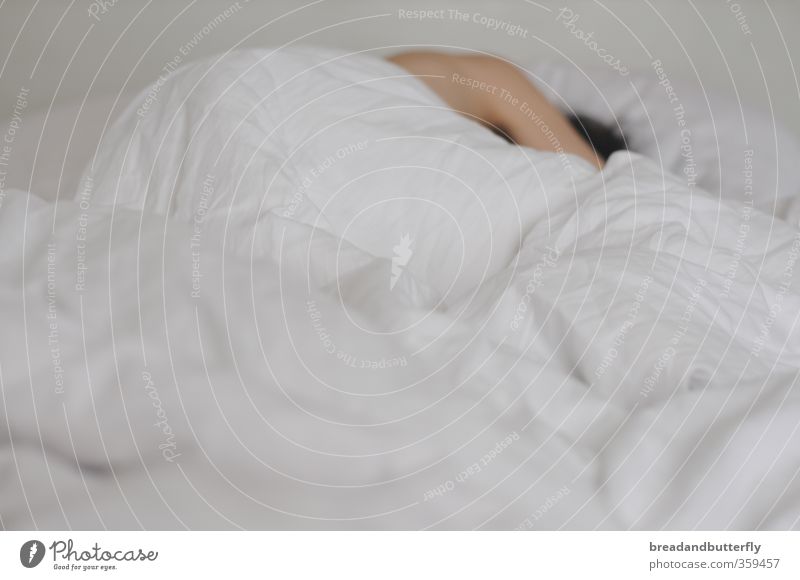 ausschlafen Bett Bettdecke Mensch maskulin 1 hell kuschlig weiß Warmherzigkeit Müdigkeit Innenaufnahme
