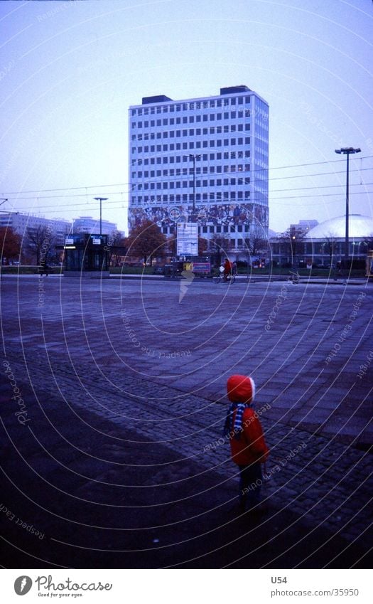 Rotkäpchen Alexanderplatz Mädchen verloren vergessen Architektur Berlin rote Jacke Einsamkeit Haus des Lehrers