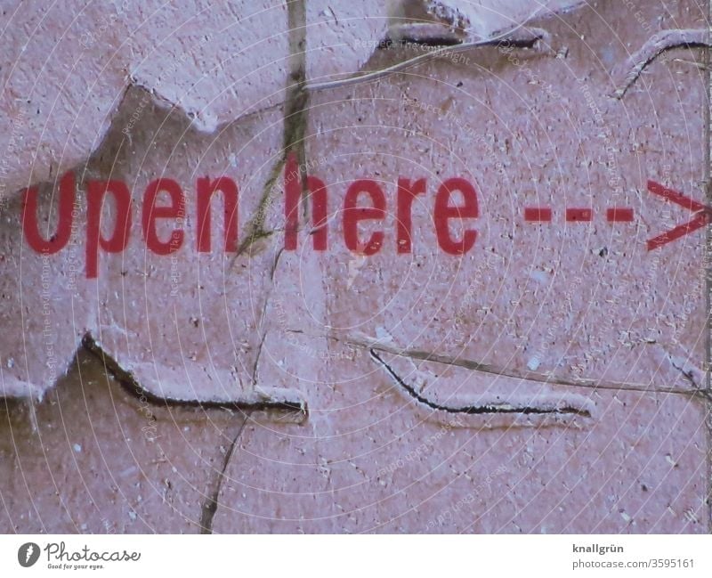 Open here öffnen aufreißen aufmachen Perforierung Pfeil Richtung Schilder & Markierungen Orientierung Hinweisschild Navigation Zeichen Empfehlung