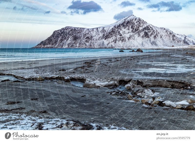 Strand im Winter vor verscheiten Bergen Lofoten Norwegen Skandinavien Meer Berge u. Gebirge Schnee Küste Norwegenurlaub Reisefotografie Umwelt Eis kalt