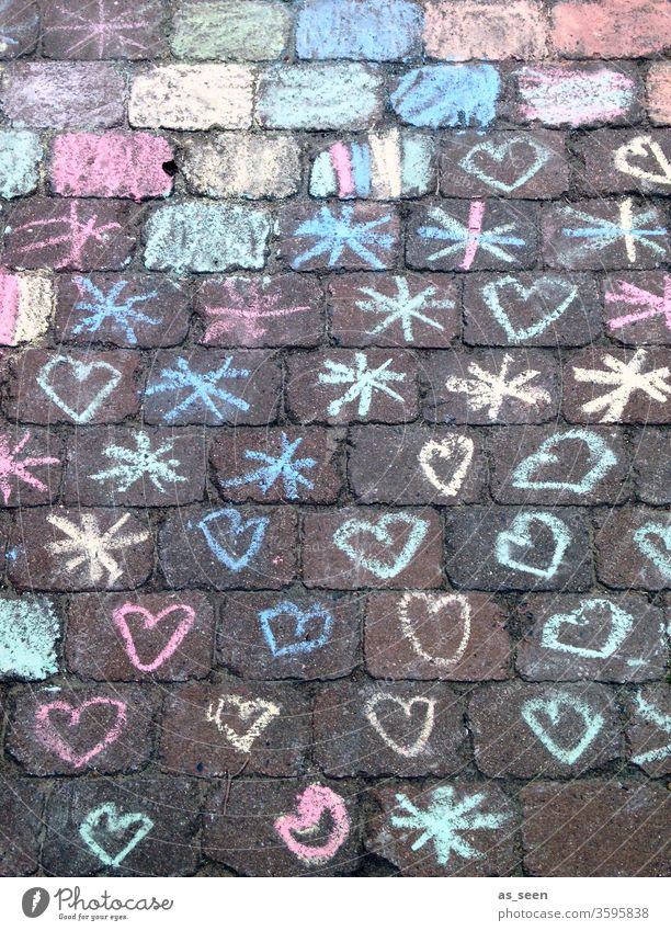 Herzchen und Sternchen auf dem Weg Kreide Straße zeichnung Kind kindlich Straßenmalerei Kreidezeichnung Corona bunt Zeichnung Farbfoto Spielen Kindheit