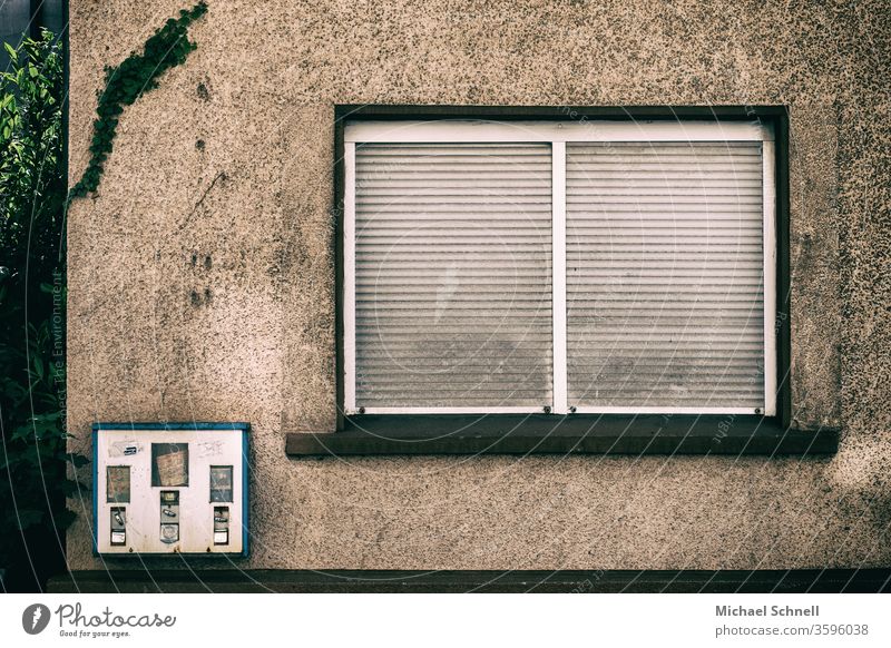 Alter Kaugummikasten an einem alten Wohnhaus Kaugummiautomat Automat Kindheit Süßwaren Außenaufnahme Farbfoto Menschenleer Wand Nostalgie retro Glück