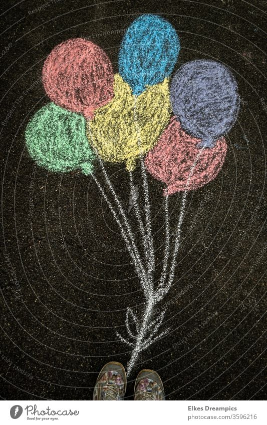 Luftballons mit Kreide auf Asphalt gemalt kreideluftballons Straße Freude Kindheit