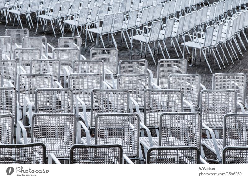 Leere Stuhlreihen einer Freilichtbühne Stühle outdoor leer weiß Diagonal Stahl Sitze Dämmerung leere Plätze keine Zuschauer Menschenleer Sitzgelegenheit
