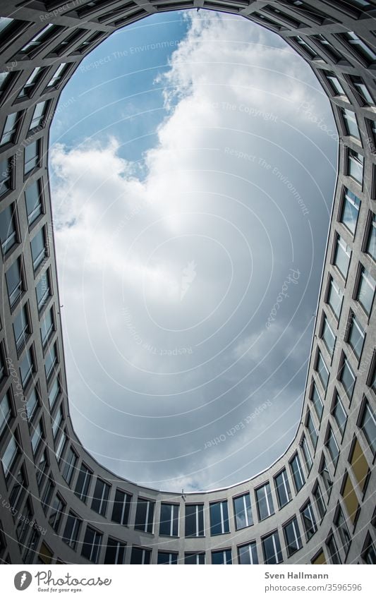 Blick nach oben aus ovalem Gebäude Architektur Fassade abstrakt modern Farbfoto groß Himmel Perspektive Fenster Symmetrie Stil Froschperspektive
