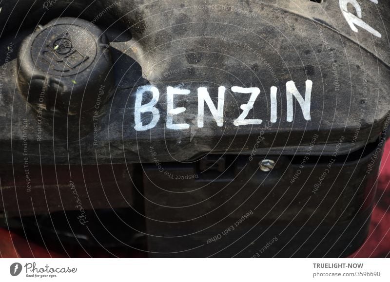 BENZIN hat der Besitzer des alten Motor Rasenmähers mit leuchtend weisser Farbe auf den Tank geschrieben, damit da nichts Falsches eingefüllt wird Benzin Wort