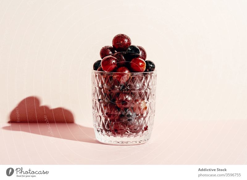 Frische Trauben im Glas im Atelier Frucht frisch reif Haufen gesunde Ernährung Vitamin Lebensmittel lecker geschmackvoll organisch süß Gesundheit natürlich Diät