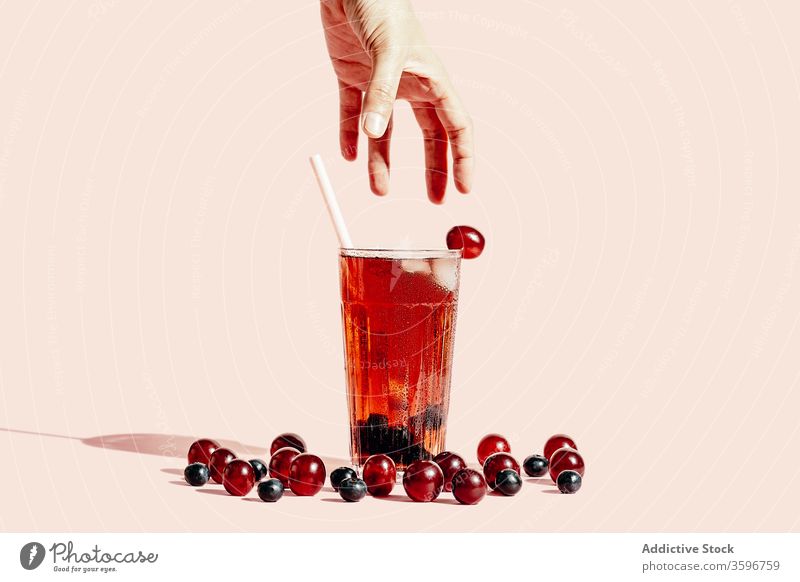 Erntehelfer, der Traubensaft im Glas trinkt Saft Frucht Erfrischung Person reif Vitamin Getränk geschmackvoll gesunde Ernährung lecker organisch süß Gesundheit