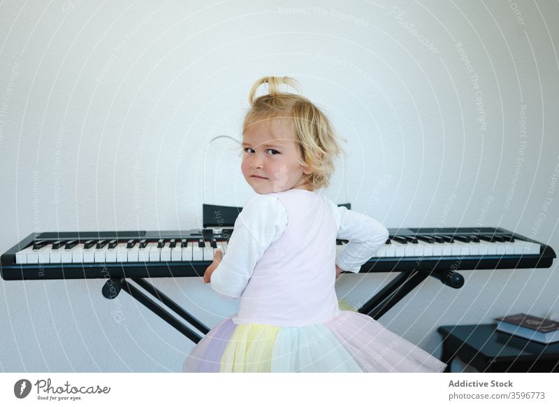 Süßes Mädchen lernt modernes Klavierspielen lernen heimwärts Synthesizer Kindheit niedlich Musik Klasse Rock Schulmädchen Bildung üben vorbereiten wenig