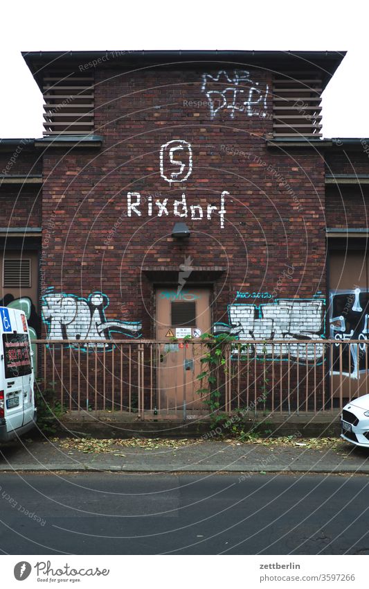 S-Bahnhof Rixdorf altbau außen brandmauer fassade fenster haus himmelblau innenstadt menschenleer textfreiraum urban wand bahnhof s-bahnhof berlin neukölln