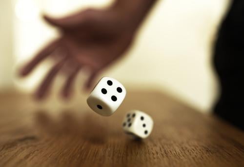 Fallende Würfel Glück Spielen Poker Tisch Erfolg Kapitalwirtschaft Börse Erwachsene Hand Holz Ziffern & Zahlen werfen Hoffnung gefährlich Spielsucht Konkurrenz