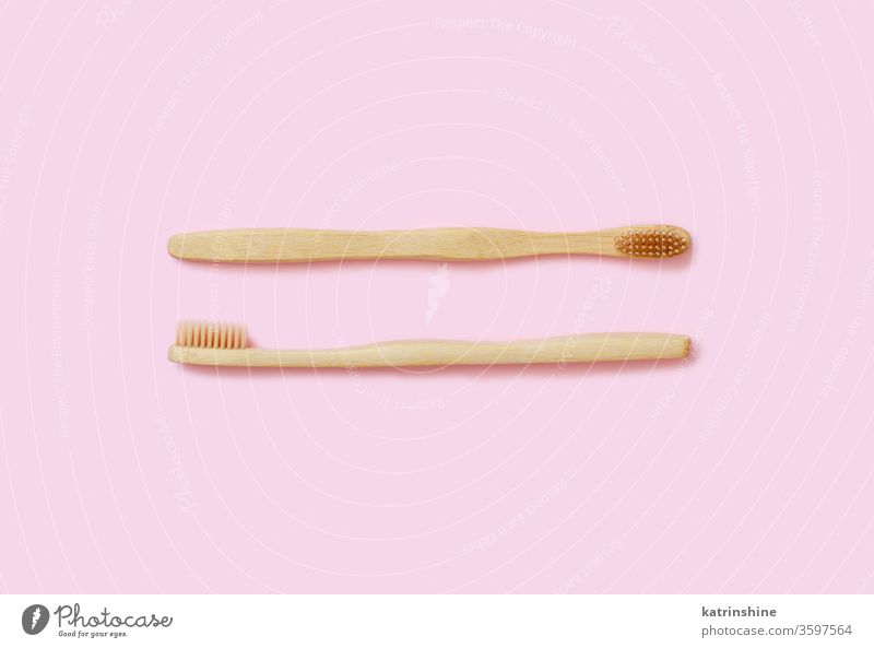 Umweltfreundliche Bambus-Zahnbürsten auf rosa Hintergrund Bürste Abfall Konzept hellrosa Draufsicht keine Verschwendung Gesundheit alternativ Reinigen oben