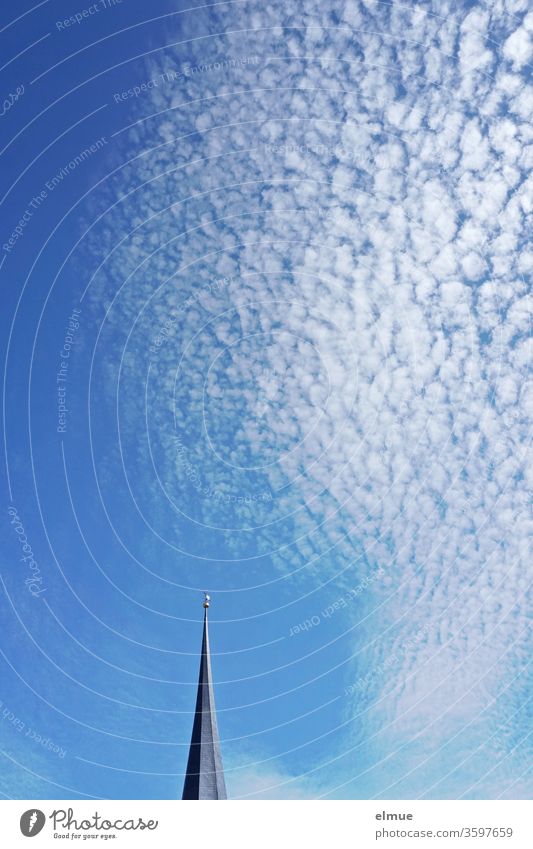 Kirchturmspitze und Cirrocumuluswolken (Schäfchenwolken) am blauen Himmel Cirrocumuli Wolke Haarlocke Cumuluswolke Federbusch Schönwetterwolke Anhäufung Fleck