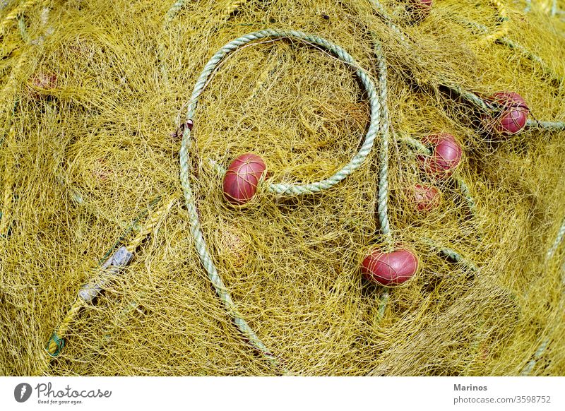 gelbes Netz zum Fischen mit Seil und roten Vorteilen Netze Hintergrund wirtschaftlich Netting Haufen Gerät Industrie ineinander greifen Netzstrümpfe Nylon Farbe