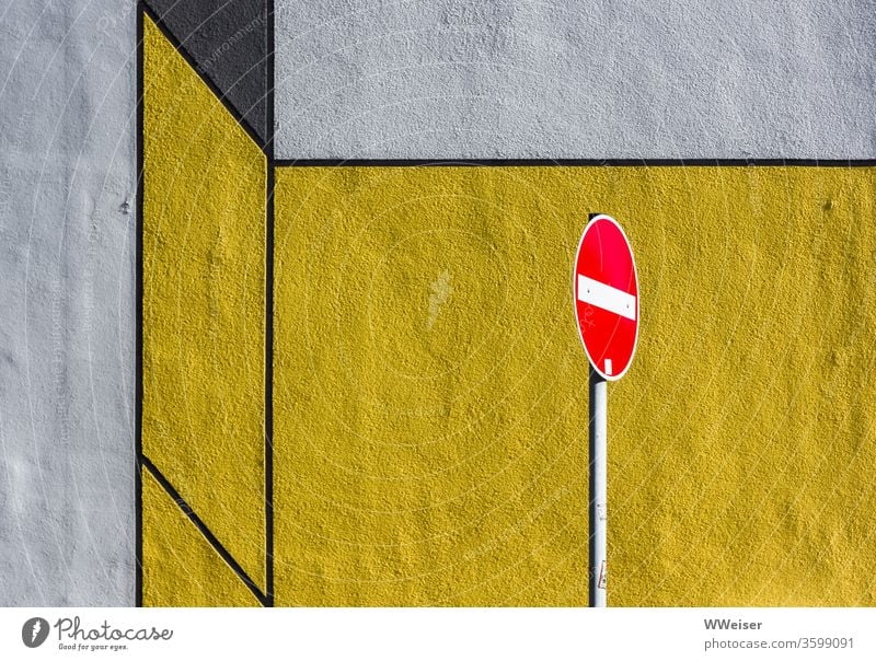 Einfahrt verboten vor geometrisch bunter Wand Geometrie Mondrian Bauhaus Dessau Verkehrsschild gelb Winkel Mauer Fassade Struktur Gebäude Zeichen