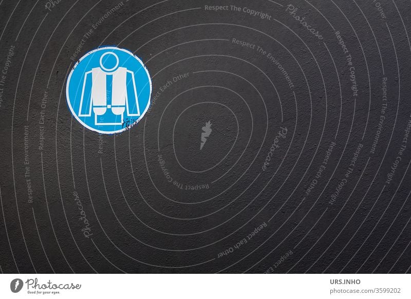 blaues Hinweisschild auf schwarzem Hintergrund | Anlegen einer Schwimmweste Schilder & Markierungen Zeichen retten Rettungsübung Vorschrift Textfreiraum weiß