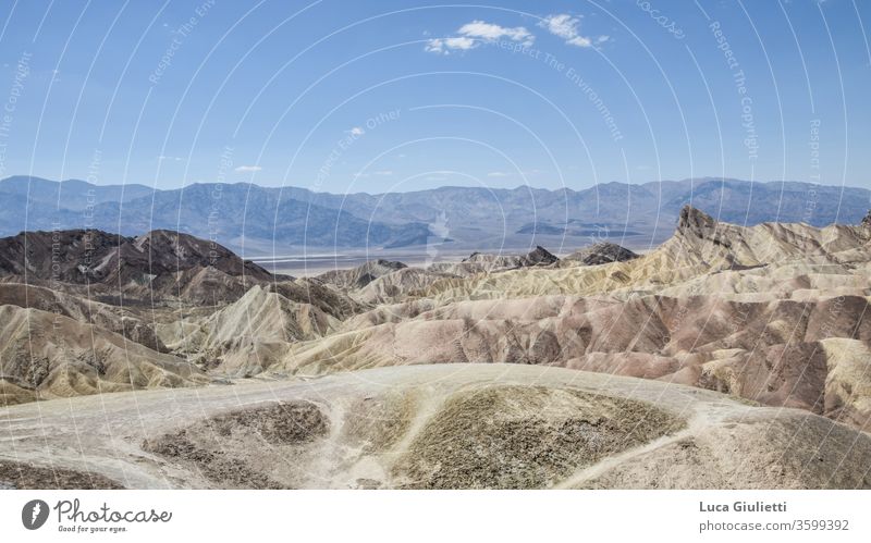 Zabriskie-Punkt im Death Valley Sand Zabriskie Point Düne Kunst im Freien Landschaft Querformat Landen farbenfroh Farbverlauf Menschenleer wüst fossil trocken