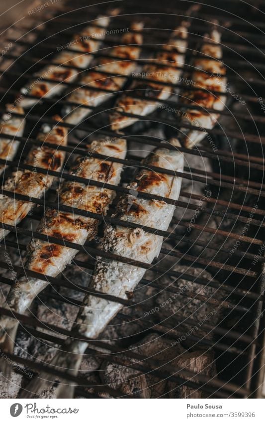 Gegrillte Sardinen Fisch Grillrost gegrillt Stacheldraht Barbecue Sommer Lebensmittel Foodfotografie Gesunde Ernährung Omega-3-Fettsäure mediterran