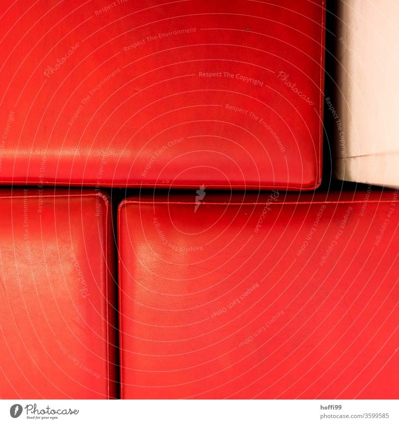 fragmentierte rote Sitze rote fläche Sitzgelegenheit Hocker Stuhl Möbel Sessel Polster Leder Ledersitz Muster Strukturen alt sitzen Sofa