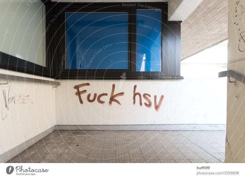Graffiti im Treppenhaus HSV farben Schmiererei Schriftzeichen Fußball Vandalismus Ultras Gewalt Typographie Buchstaben Ablehnung dagegen sein Fußballvereine