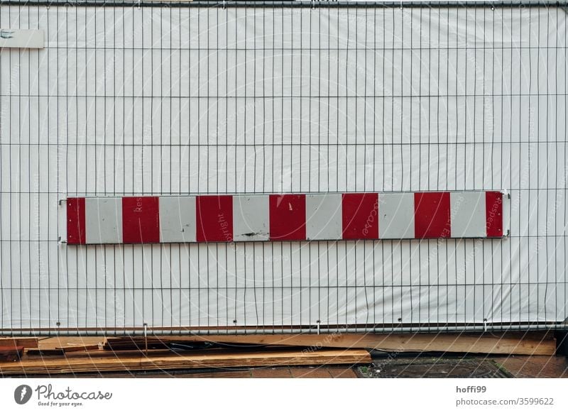 Baustelle mit blickdichter Absperrung und Gitterzaun Barke rot weiß Plane Barriere Bauzaun Sicherheit Strukturen & Formen Zaun Metall Muster Außenaufnahme
