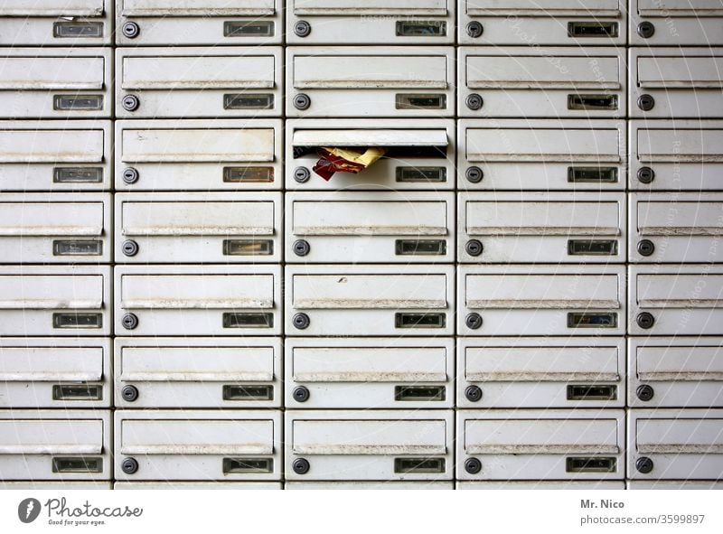 Posteingang Briefkasten Briefkastenschlitz briefkastenfirma anonym mietshaus Werbeprospekte Metall Detailaufnahme Kommunizieren Schlitz viele unerkannt