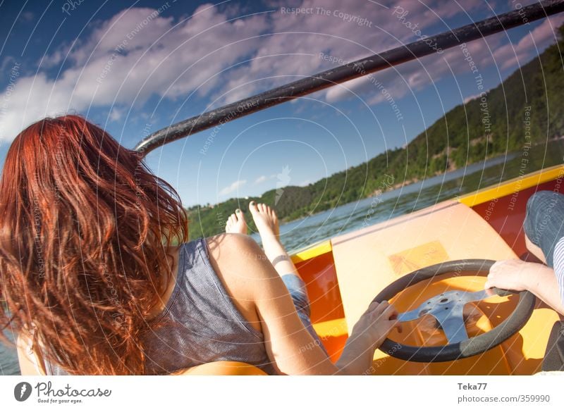 Eine junge Frau in einem Boot auf einem See Freizeit & Hobby Ferien & Urlaub & Reisen Tourismus Freiheit Sommer Sonne Strand Mensch feminin 1 18-30 Jahre