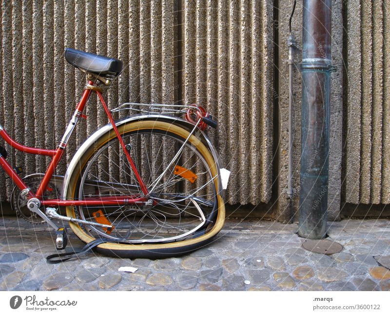 Adaption Fahrrad kaputt hinterrad Wand Stadt Vandalismus alt rot reparaturbedürftig Mobilität